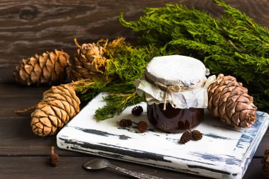 Çam kozalakları jam