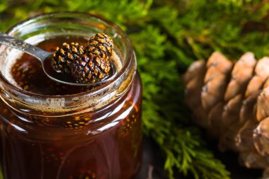 Çam kozalakları jam