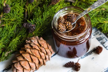 Çam kozalakları jam