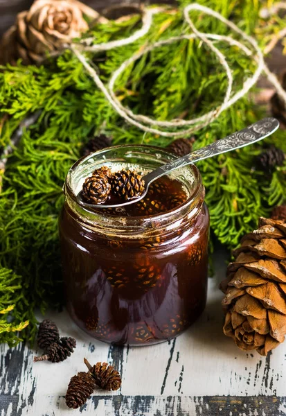 Çam kozalakları jam