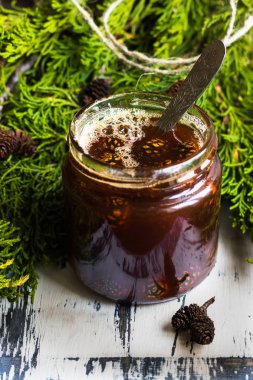 Çam kozalakları jam