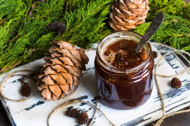 Çam kozalakları jam