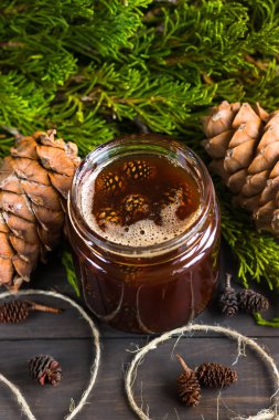 Çam kozalakları jam