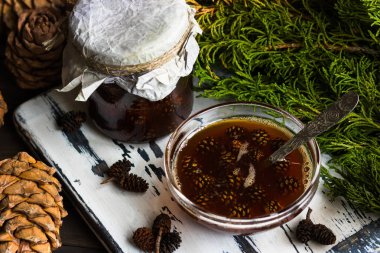 Çam kozalakları jam