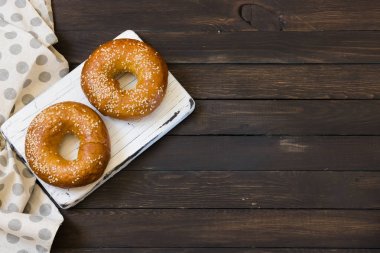 Beyaz rustik kesme tahtası, kopya alanı iki baigles