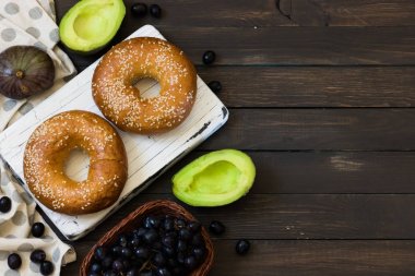Simit avokado, incir ve kahvaltı için üzüm ile alanı Kopyala