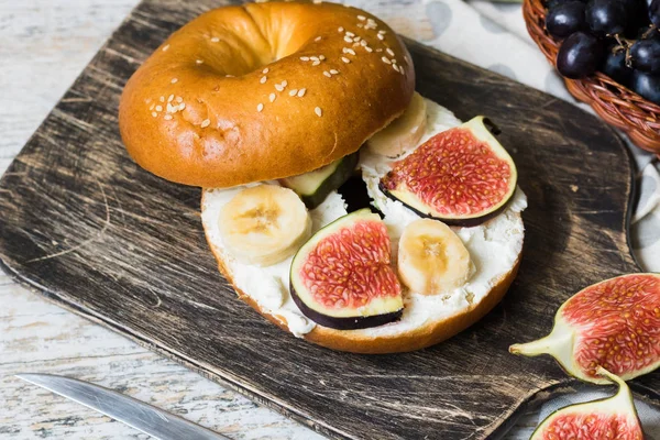 Simit incir ve lor peynir muz ile