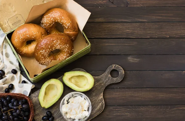 Avokado ve lor peynirli çörek