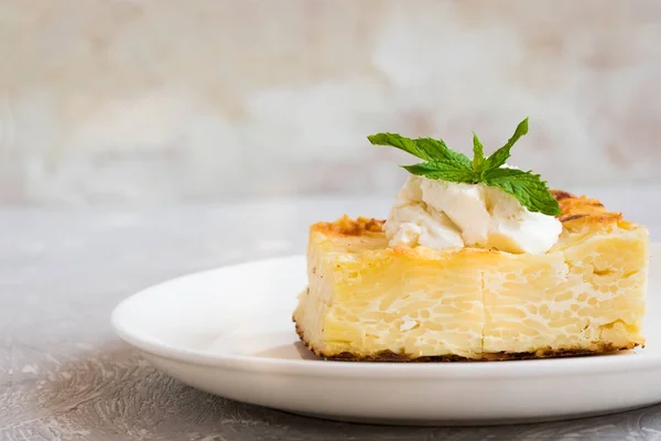 Erişte ve süzme peynir ile güveç