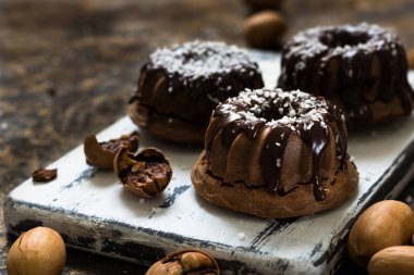 Çikolata ganache altındaki pecans ile çikolatalı kek