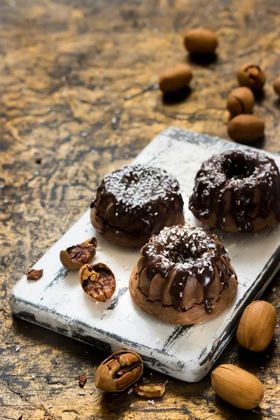 Шоколадные кексы с орехами под шоколадным ганахом — стоковое фото