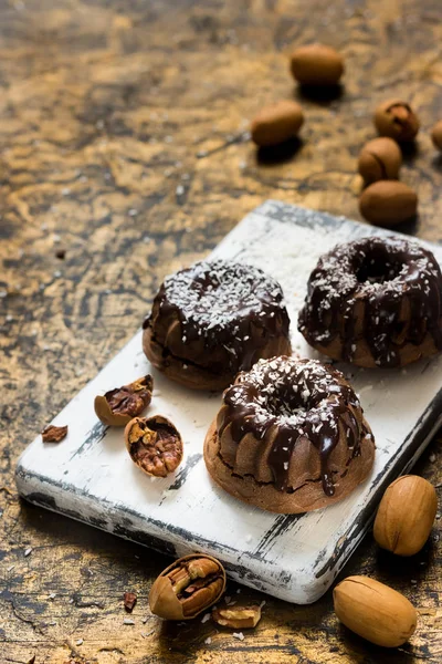 Çikolata ganache altındaki pecans ile çikolatalı kek
