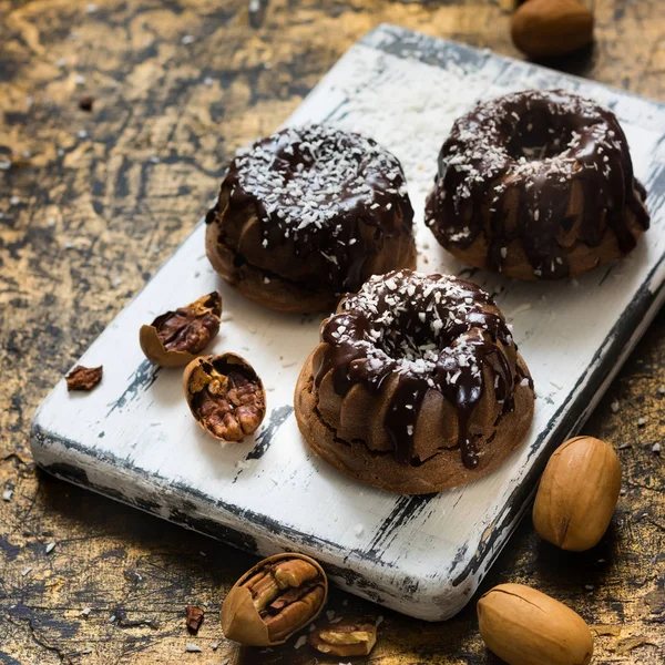 Шоколадные кексы с орехами под шоколадным ганахом — стоковое фото
