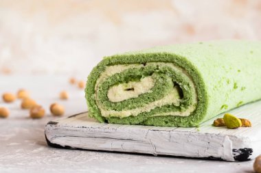 Fıstıklı bisküvi rulet