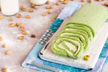 Fıstıklı bisküvi rulet