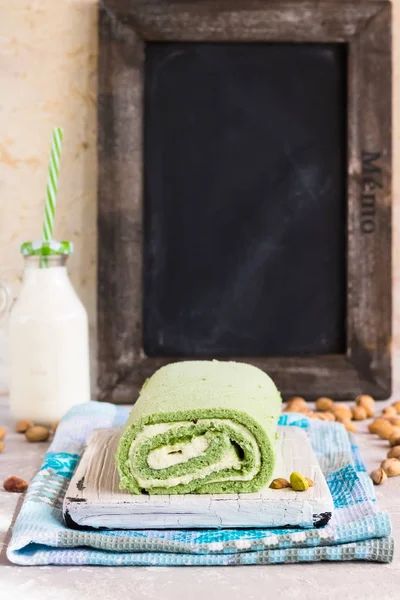 Fıstıklı bisküvi rulet