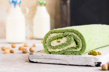 Fıstıklı bisküvi rulet