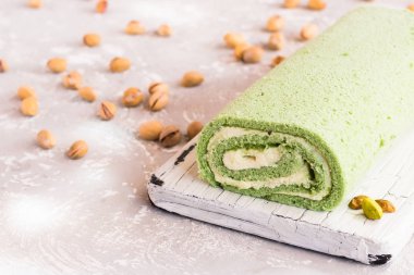 Fıstıklı bisküvi rulet