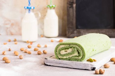 Fıstıklı bisküvi rulet