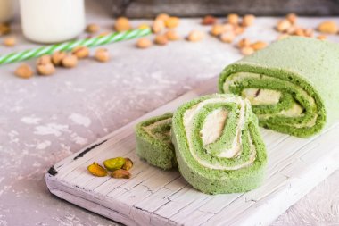 Fıstıklı bisküvi rulet