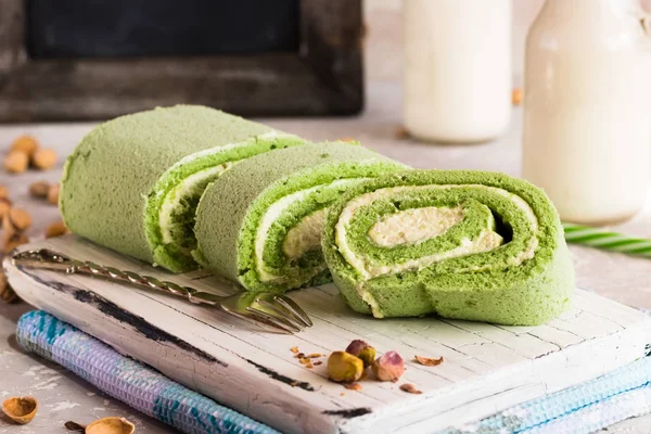 Fıstıklı bisküvi rulet