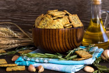 İtalyan ekmeği cips sarımsak ve biberiye ile