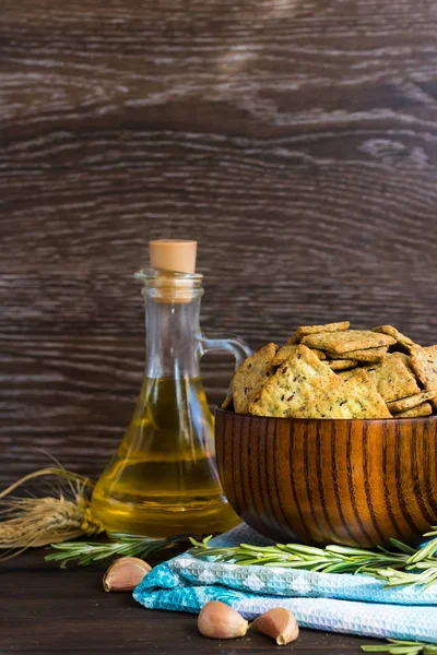 İtalyan ekmeği cips sarımsak ve biberiye ile