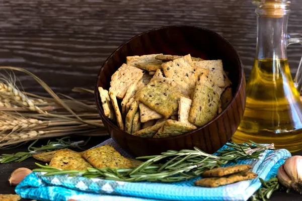 İtalyan ekmeği cips sarımsak ve biberiye ile