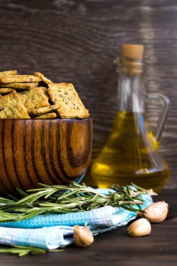 İtalyan ekmeği cips sarımsak ve biberiye ile