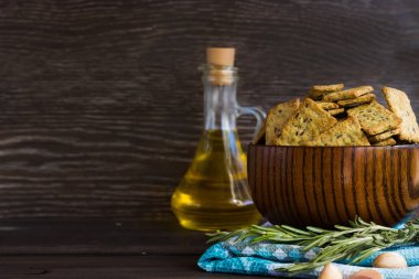 İtalyan ekmeği cips sarımsak ve biberiye ile