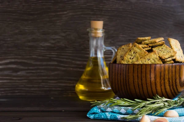 İtalyan ekmeği cips sarımsak ve biberiye ile