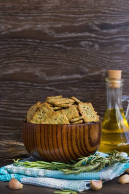 İtalyan ekmeği cips sarımsak ve biberiye ile