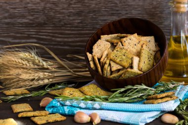 İtalyan ekmeği cips sarımsak ve biberiye ile