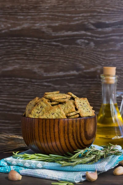 İtalyan ekmeği cips sarımsak ve biberiye ile