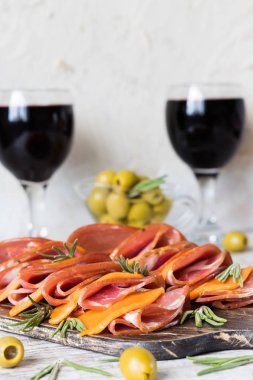 Mermer jambon ve peynir rustik bir tahtada kabak çekirdeği ile