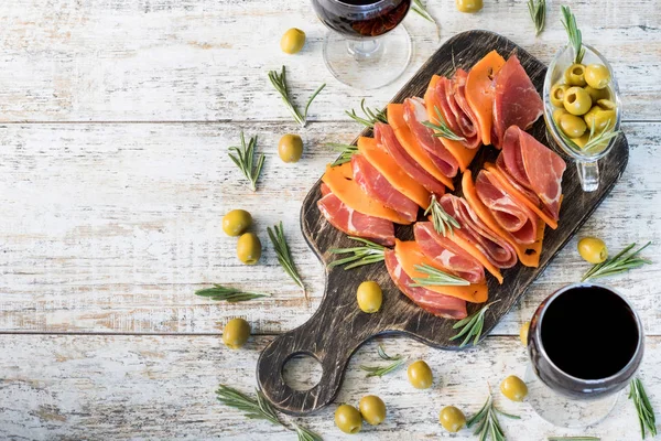 Mermer jambon ve peynir rustik bir tahtada kabak çekirdeği ile