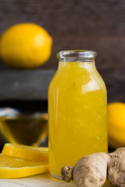 Limon, bal ve zencefil soğuk algınlığı için ev çıkar yol