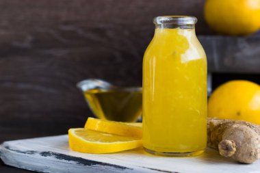 Limon, bal ve zencefil soğuk algınlığı için ev çıkar yol