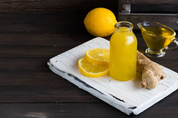 レモン、蜂蜜、生姜から風邪のためのホーム救済 — ストック写真