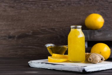 Limon, bal ve zencefil soğuk algınlığı için ev çıkar yol