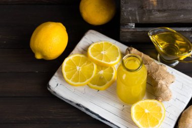 Limon, bal ve zencefil soğuk algınlığı için ev çıkar yol