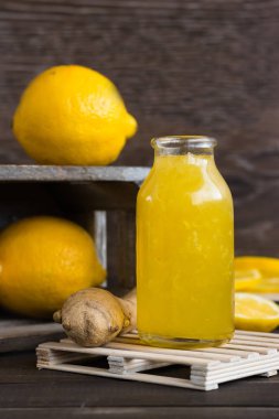 Limon, bal ve zencefil soğuk algınlığı için ev çıkar yol