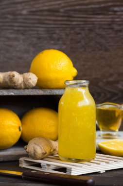 Limon, bal ve zencefil soğuk algınlığı için ev çıkar yol