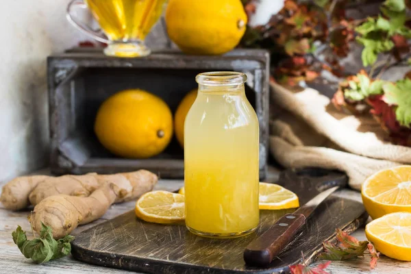 Limon, bal ve zencefil soğuk algınlığı için ev çıkar yol