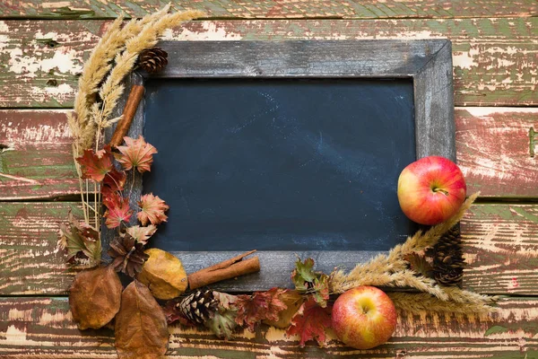 Chalkboard no quadro de flores secas e maçãs — Fotografia de Stock