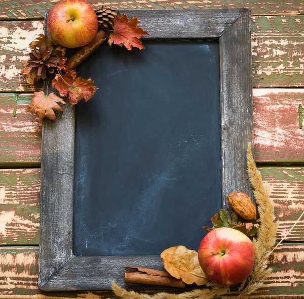 Chalkboard no quadro de flores secas e maçãs — Fotografia de Stock