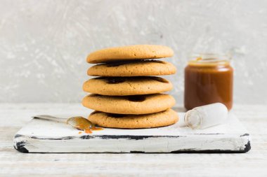 Tuzlu karamel ile bisküvi