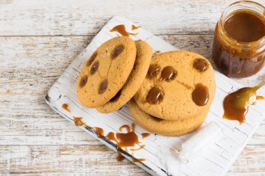 Tuzlu karamel ile bisküvi