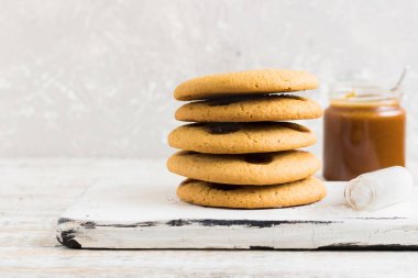 Tuzlu karamel ile bisküvi