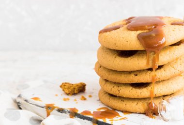 Tuzlu karamel ile bisküvi